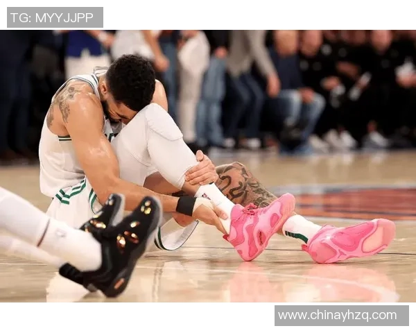 足球场上球星遭遇意外伤情瞬间 专家解析事故原因及后果